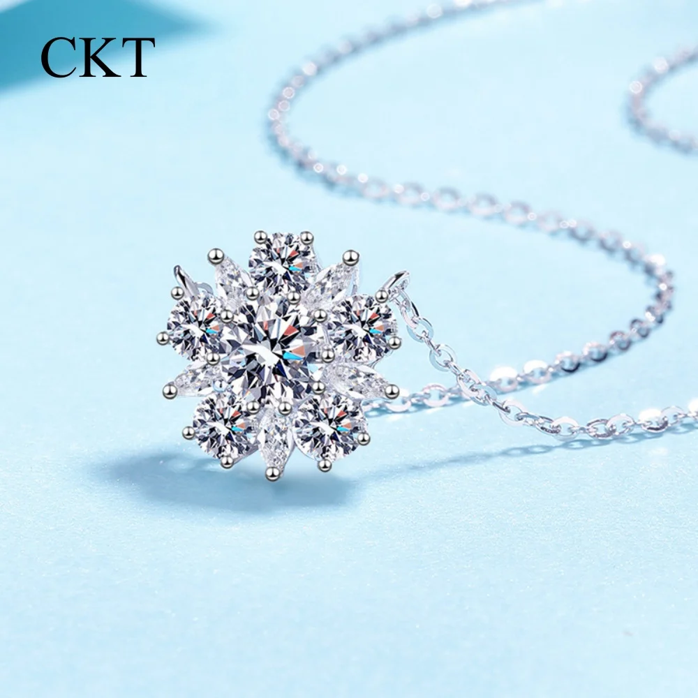 CKT Luxury 1ct Moissanite 18k White Gold Necklace Pendants for Women Platinum Pt950 Sunflowers Charms Free Necklet Fine Jewelry