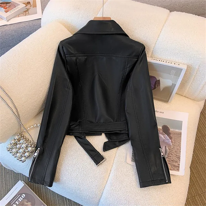แจ็คเก็ตหนังสั้นแบบใหม่สำหรับฤดูใบไม้ผลิและฤดูใบไม้ร่วงปี 2026 สำหรับผู้หญิง ซิปต่อผ้าคาดเอว สไตล์มอเตอร์ไซค์ ปกเสื้อแบบปกเสื้อคลุมหนัง PU เสื้อลำลองสำหรับผู้หญิง รุ่น B1381