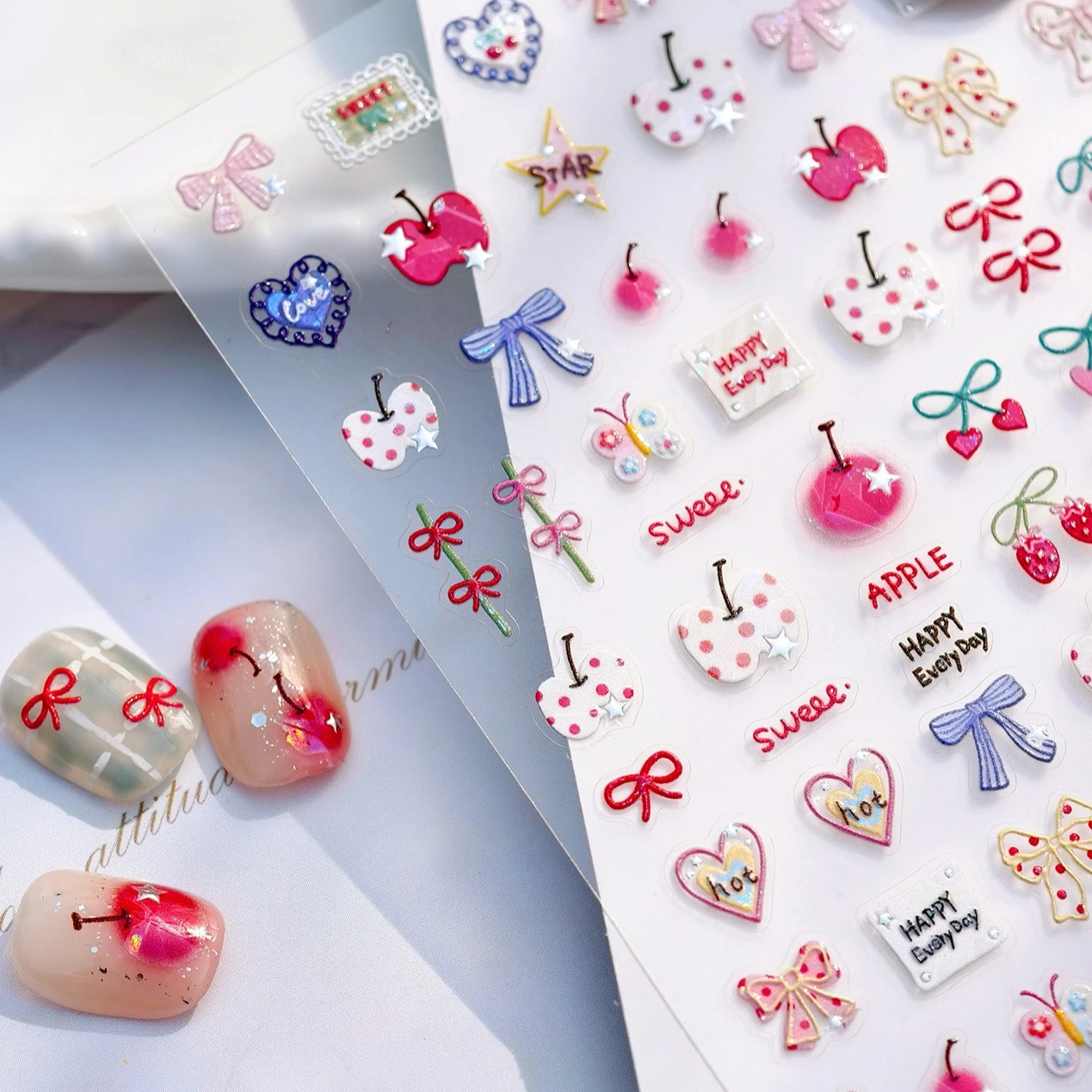 甘いリンゴスターちょう結びチェリーリボン蝶ネクタイイチゴハート蝶光沢のある自己粘着ネイルアートステッカーマニキュアデカール