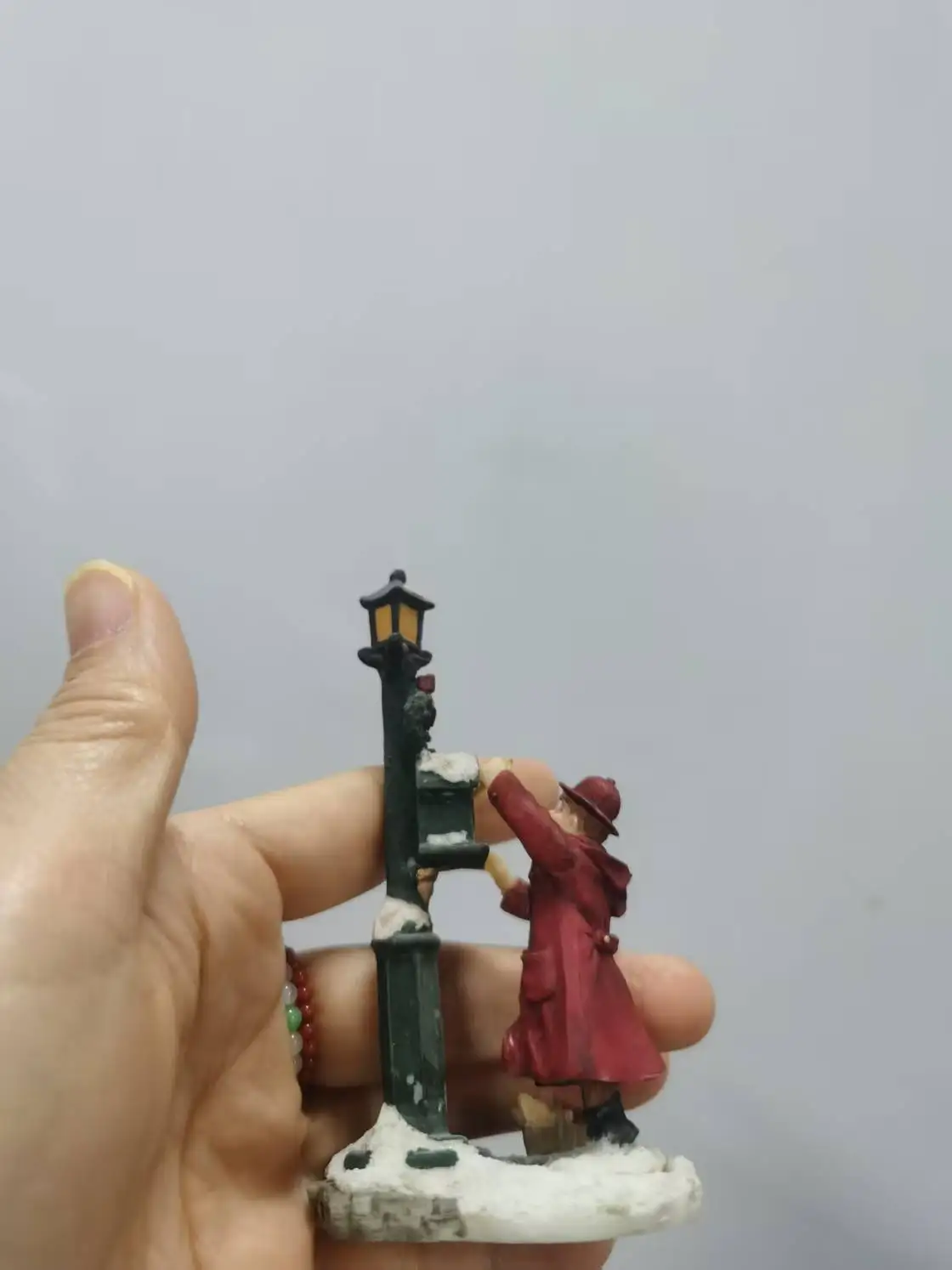 Resin figure mental psychological sand table game box court therapy red girl  send  letter