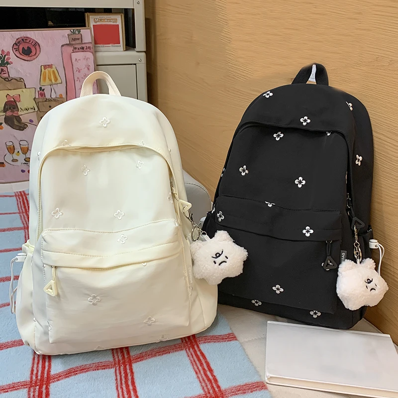 

Модный рюкзак с простой вышивкой, большой вместимости и несколькими карманами, подходит для повседневного и студенческого использования.