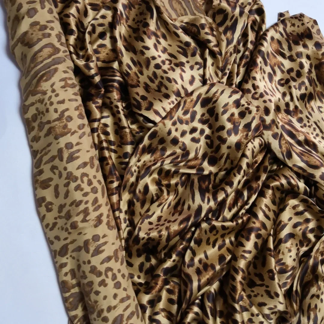 Leopard 100% Silk Fabric 19mm Crepe Charmeuse Fabric Glossy Qualified Breathable Material