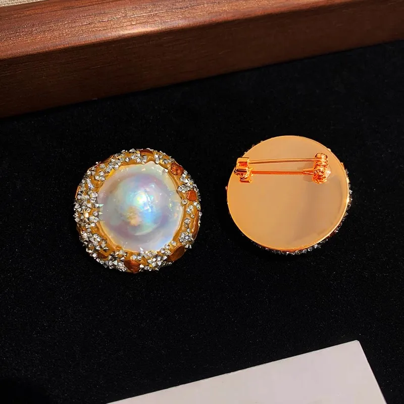 Middle Aged Large Baroque Pearl Brooch for Women's High-end Niche Fashion Temperament Coat Sweater Chest Flower Brooch Accessory