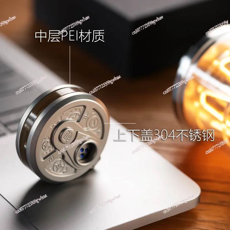 

Распакуйте игрушку и играйте в карточную игру с нажиманием на пальцы.