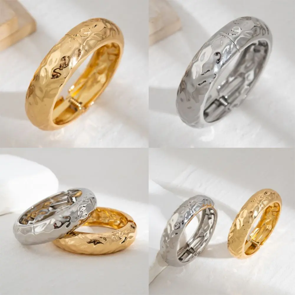 女性用ラウンドワイドパターンメタルブレスレット,不規則な合金ハンドチェーン,プレミアムニッチ,エレガントなファッション,春のジュエリー