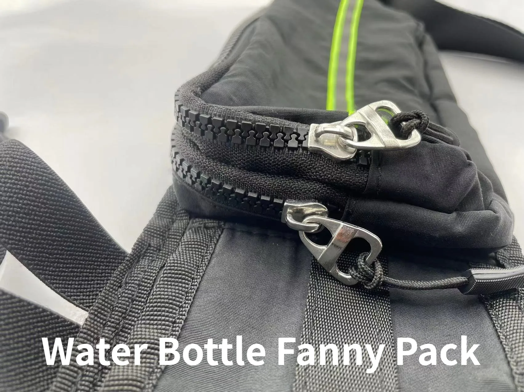 Wasserdichte Lauf-Hüfttasche mit Flasche - usage example