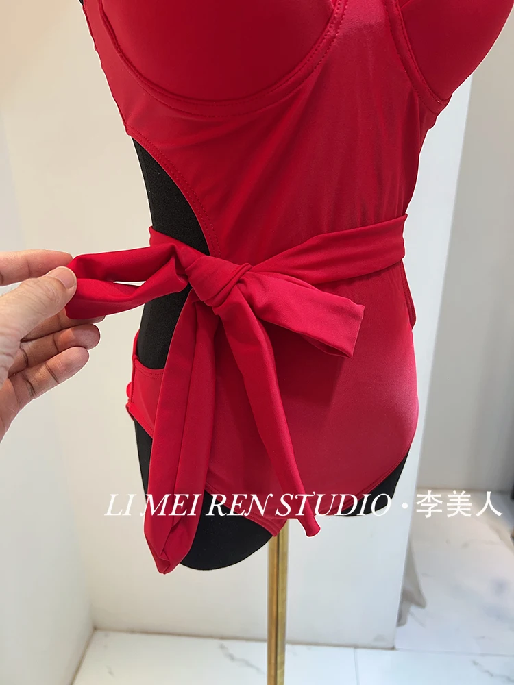 جديد أحمر مثير وحار فتاة نمط الخصر حزام الصلب قوس يجمع في ملابس السباحة قطعة واحدة