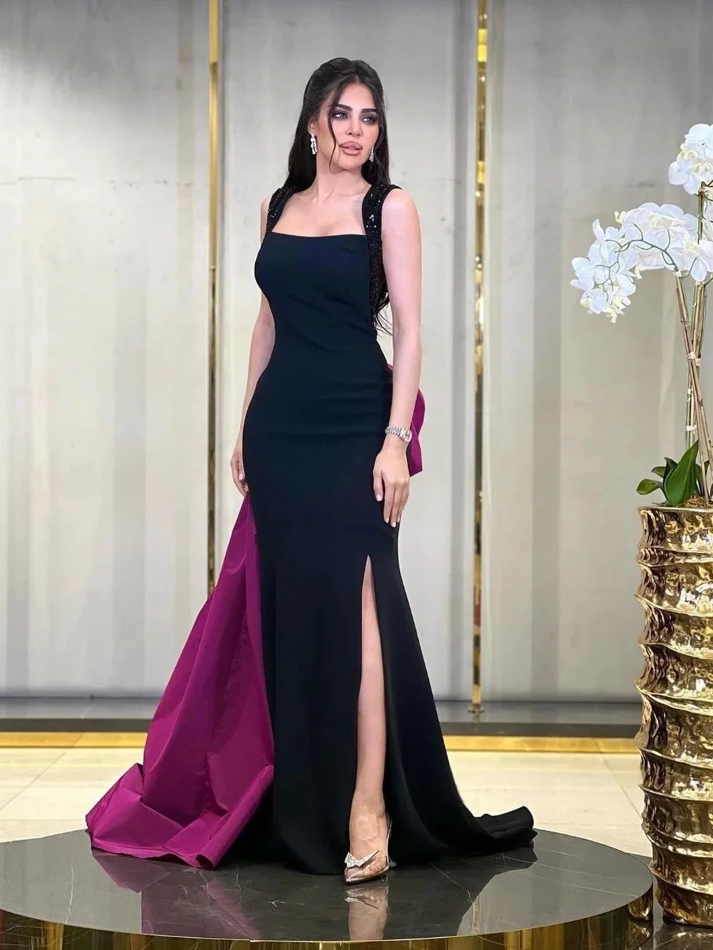 Abito da sera in stile sirena nera di lusso con strascico viola, ideale per matrimoni e occasioni speciali فساتmavera