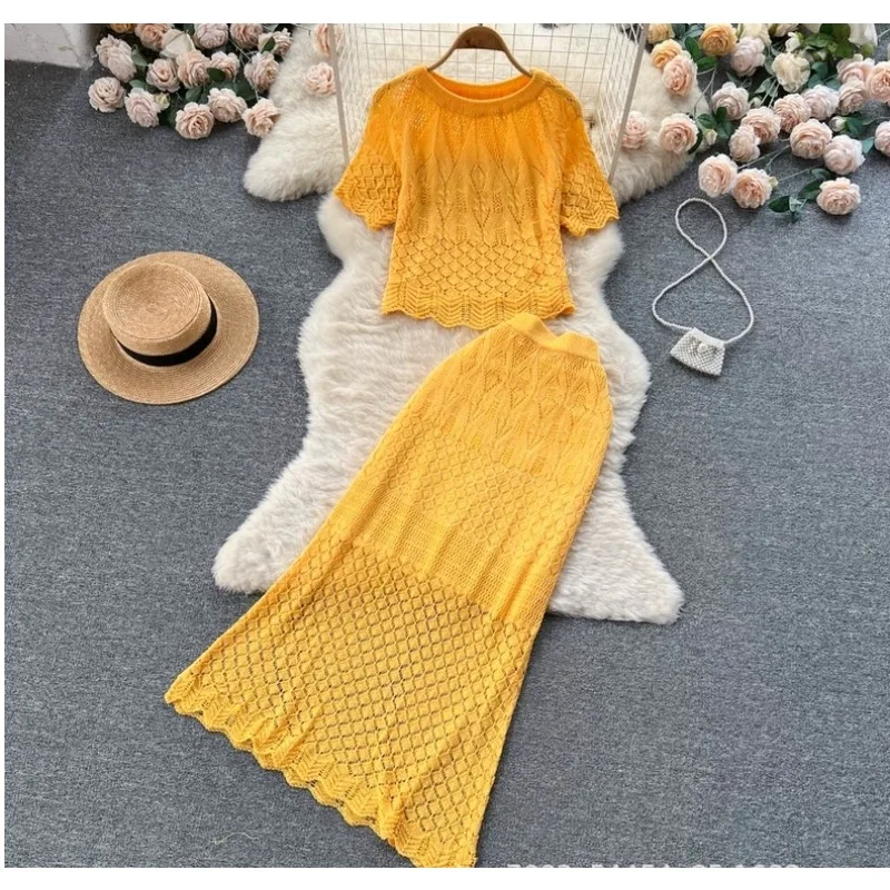 속이 빈 후크와 피쉬테일 스커트가 있는 한국 인스타그램 스타일의 레이스 반팔 세트 드레스입니다. 이 투피스 세트가 트렌디합니다