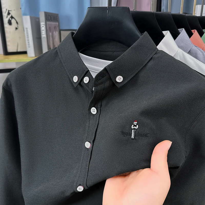 Camicia con risvolto ricamato comoda e traspirante casual primaverile di alta qualità Versione coreana T-shirt da lavoro di tendenza tinta unita