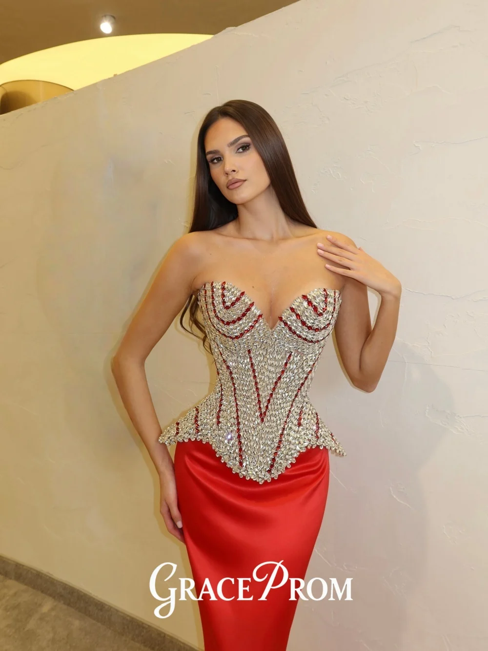 

GraceProm 2026, вечернее платье без бретелек с красными кристаллами, элегантное атласное вечернее платье длиной до пола со стразами, изысканное ковровое платье трапециевидной формы