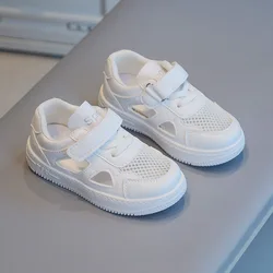 Sapatos infantis brancos de malha respirável, tênis oco, sapatos de tabuleiro casuais, sola macia, bebês meninas, meninos, verão, 2023