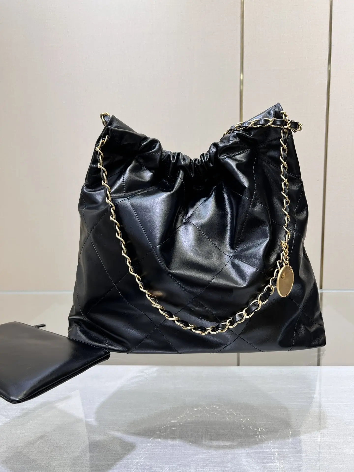 

Черная стеганая кожаная сумка-тоут с эффектом рюши, большой вместимости, на цепочке, со съемным чехлом и золотым логотипом-подвеской, элегантная роскошная сумка-шоппер свободного кроя