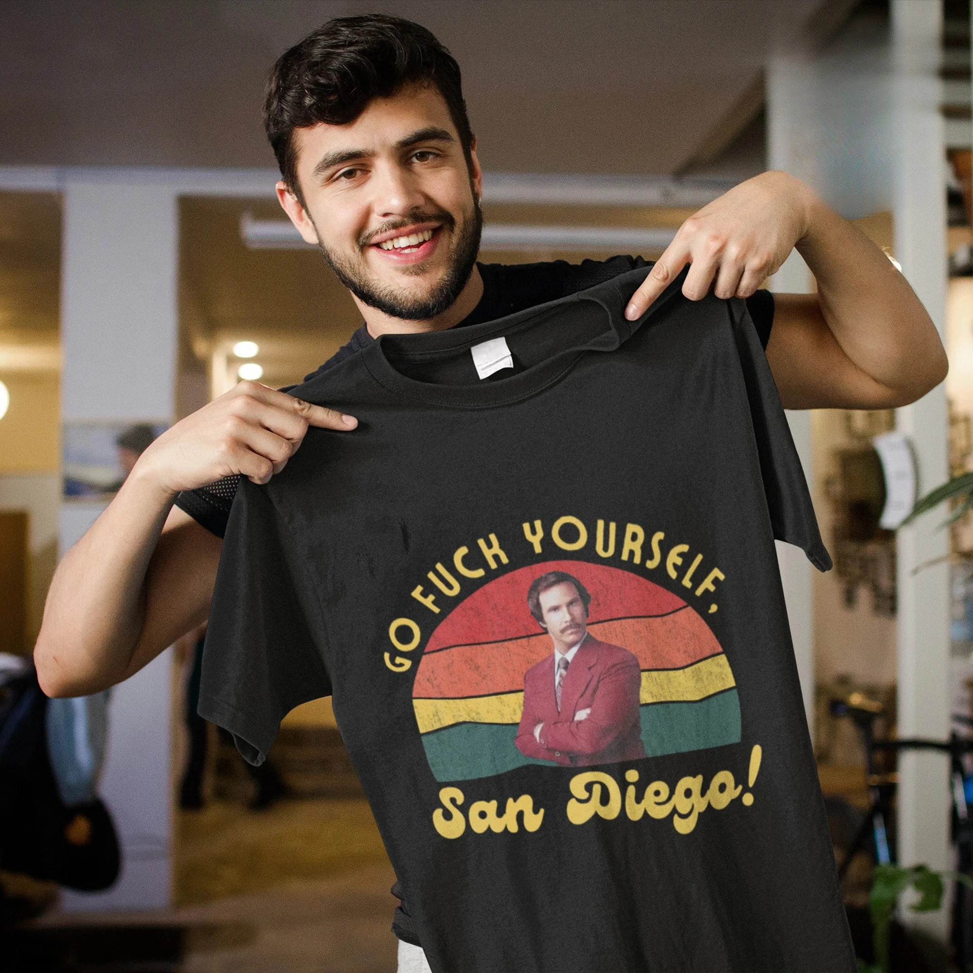 تي شيرت "Ace Announcer"، اذهب إلى تي شيرت سان دييغو لأمك، تي شيرت ريترو، تي شيرت للجنسين، فيلم، تي شيرت RON Burgundy