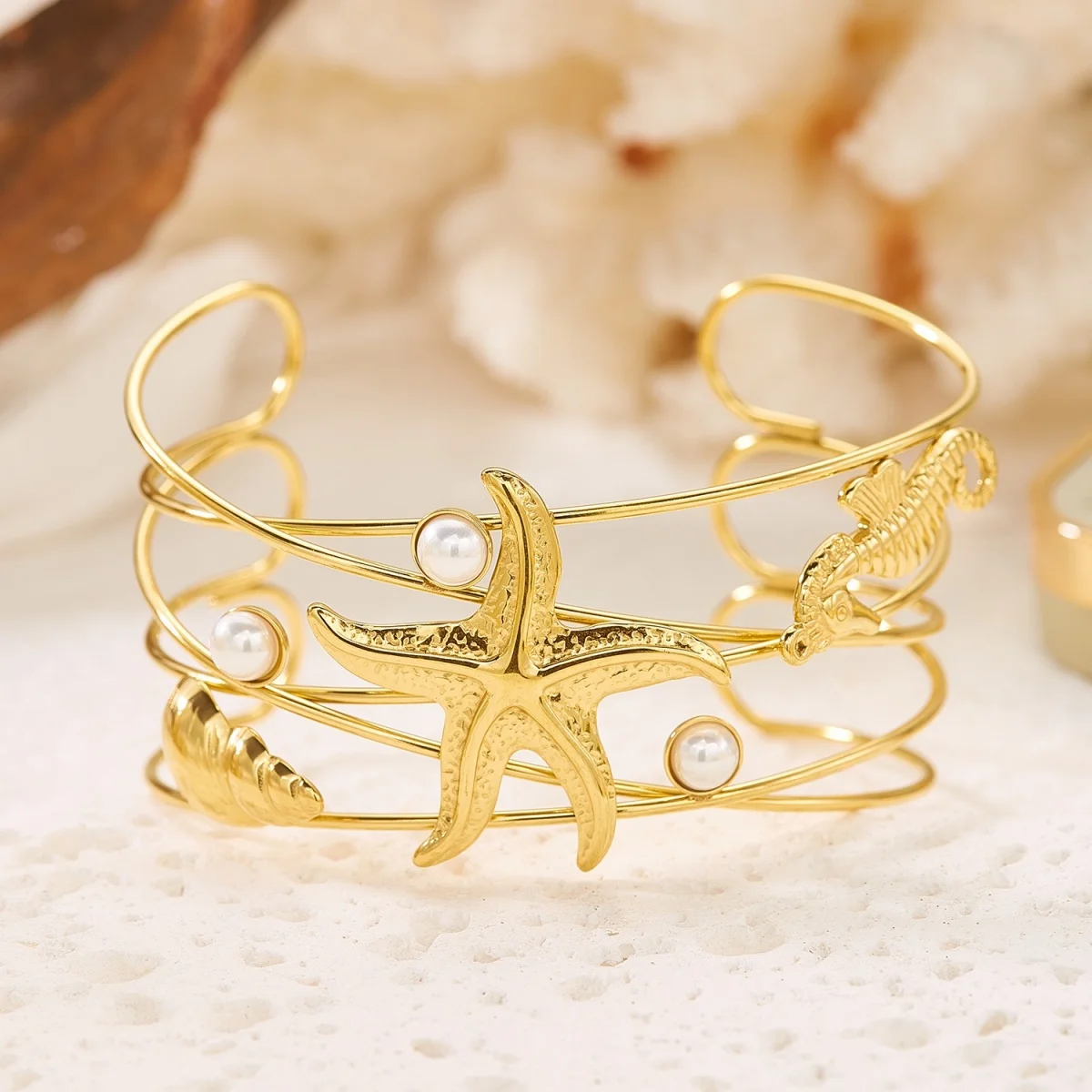Mehrliniger Armreif aus Edelstahl mit Seestern-, Muschel-, Quallen-, Seepferdchen-, Sonnen- und Schildkrötenmotiven für Damen und Herren, Sommer-Schmuck. – Detail 25
