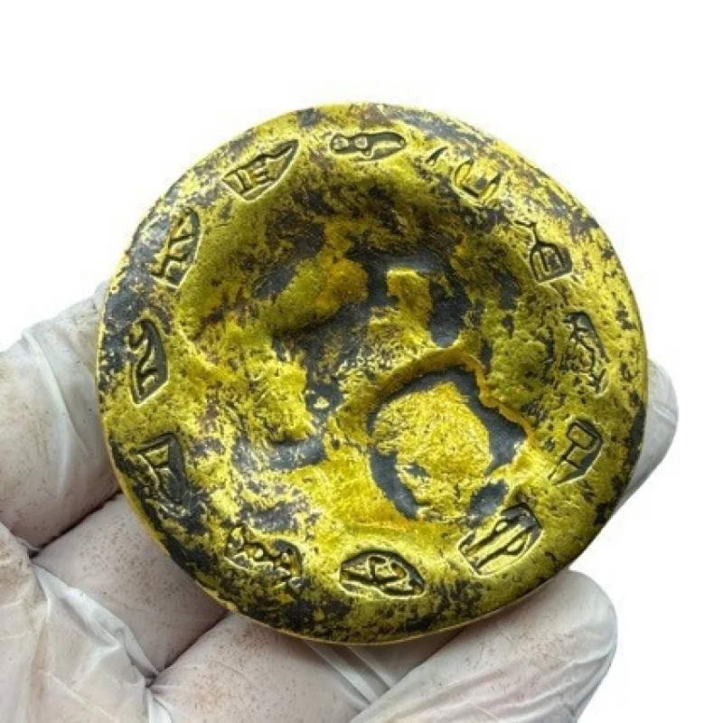 Solid gilded gold coin with a warm, smooth patina, finely crafted, length 6cm, height 6cm, width 1cm
