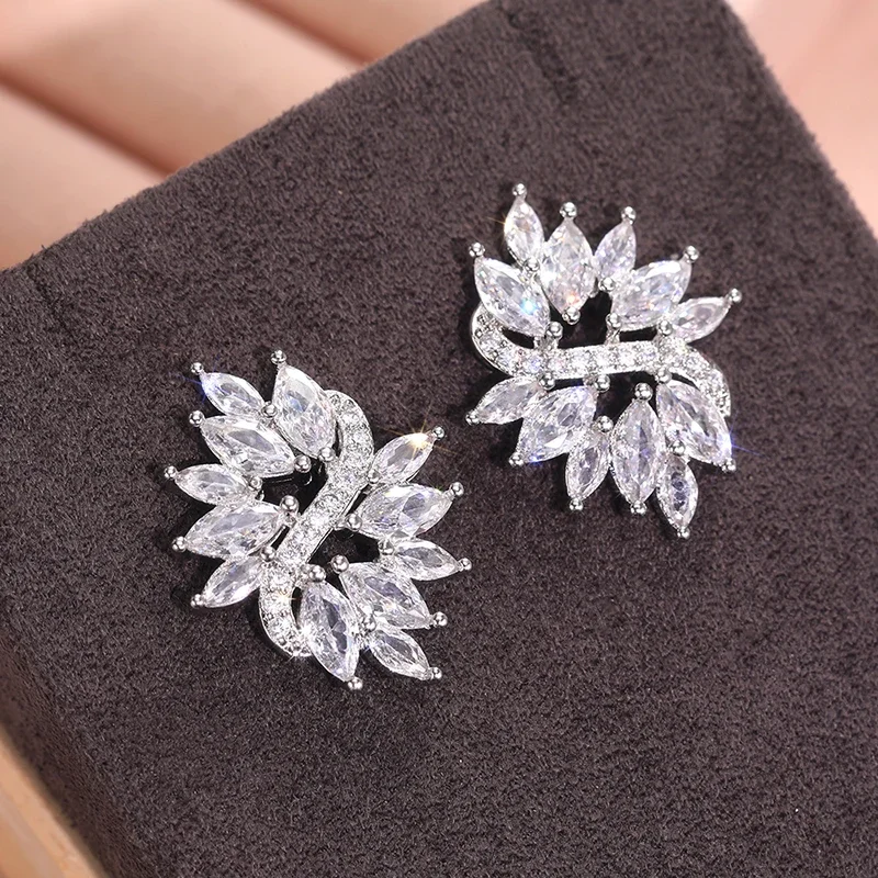Huitan Luxus Trendy Geometrische Kristall Zirkonia Ohrstecker für Frauen Täglich Tragen Party Statement Zubehör Schmuck