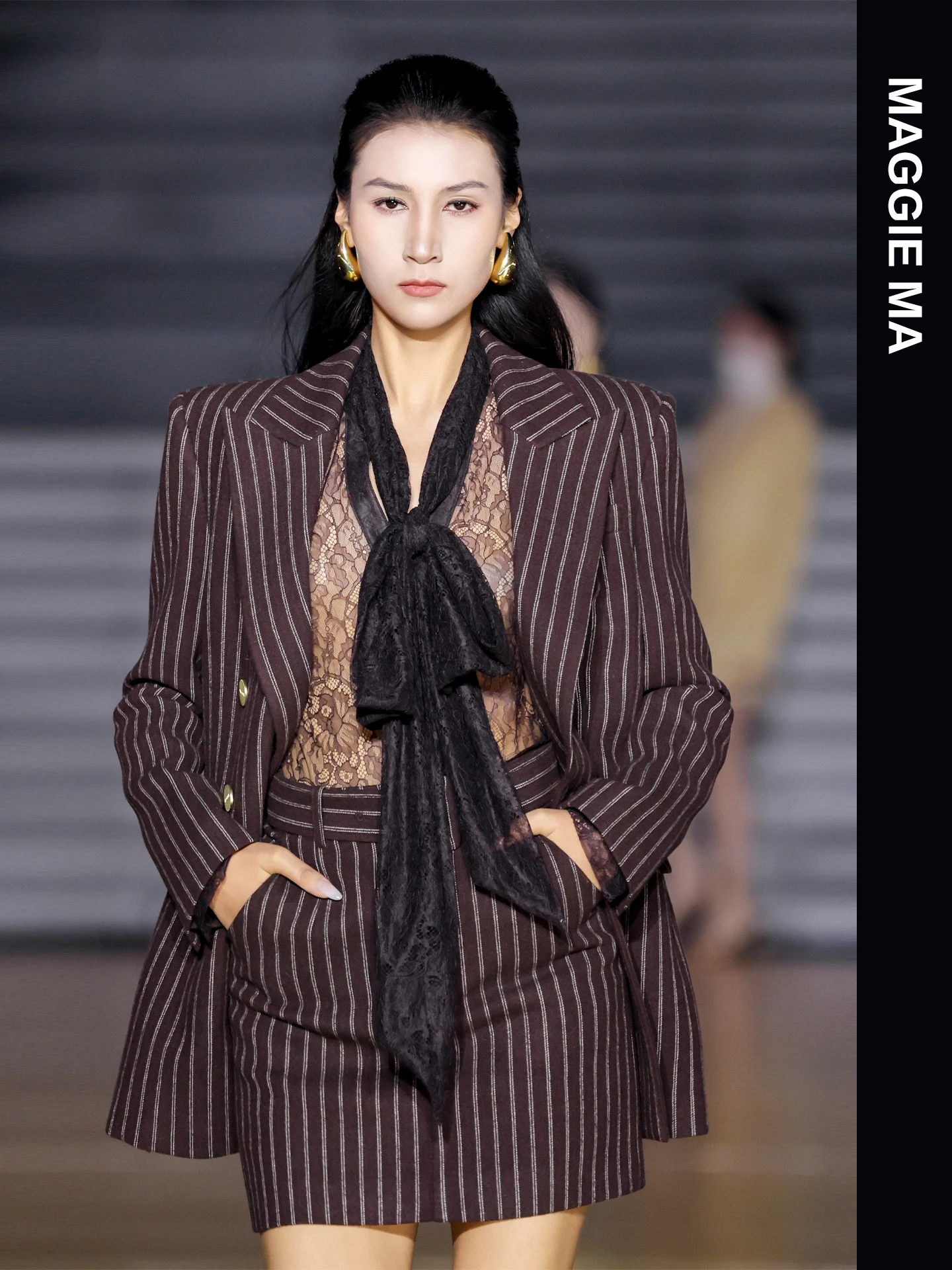 

Женский костюм Maggie Ma Busin: комплект из коричневого пиджака с вертикальными полосками и длинной юбки/пальто