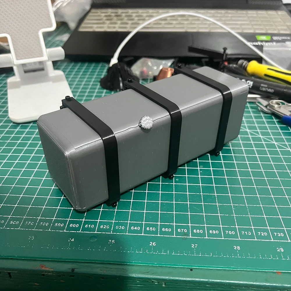 Decorazione del serbatoio del carburante di simulazione in plastica per 1/14 Tamiya RC autocarro con cassone ribaltabile SCANIA 770S VOLVO 750 Mercedes-Benz ACTROS 3363 MAN Parti