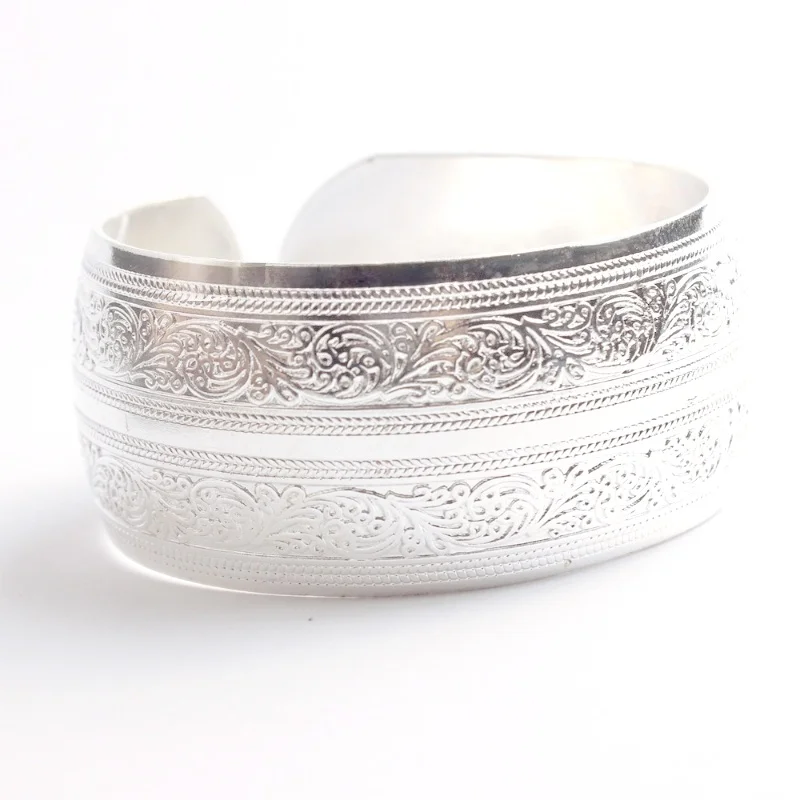 Modisches, silberfarbenes Tibet-Armreif-Armband für Damen, Boho-Ethno-Stil, Metall, geschnitzte Blumen, Zigeuner-, Stammes-, afghanischer und indischer Schmuck. – Detail 6