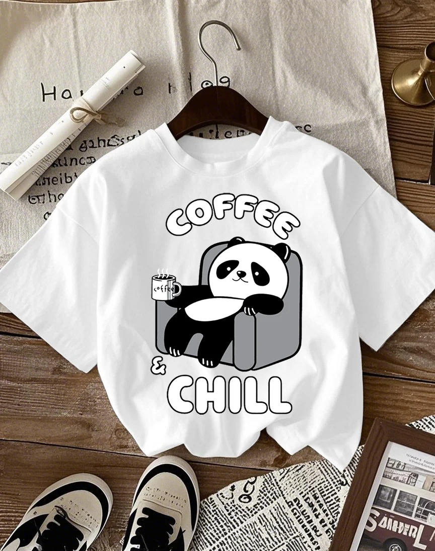 

Китайские Pandas Sit On The Sofa Drinking Coffee Женская футболка Повседневные летние футболки Свободная женская уличная одежда Хлопковый топ в стиле хип-хоп