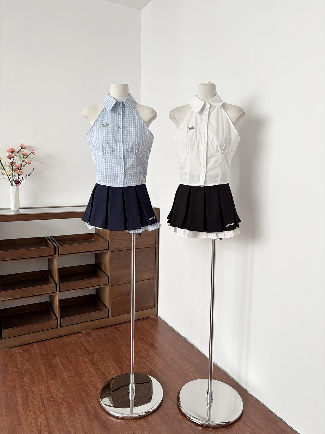 

Весна-Лето 2026: Модный корейский стиль, универсальный топ с открытыми плечами и плиссированная юбка с высокой талией для женщин