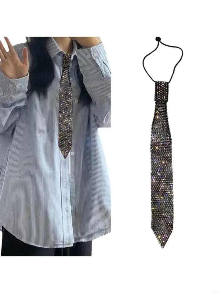 

Привлекательное колье-чокер с кристаллами и стразами идеально подходит для свадебных нарядов, вечеринок и ночных клубов.