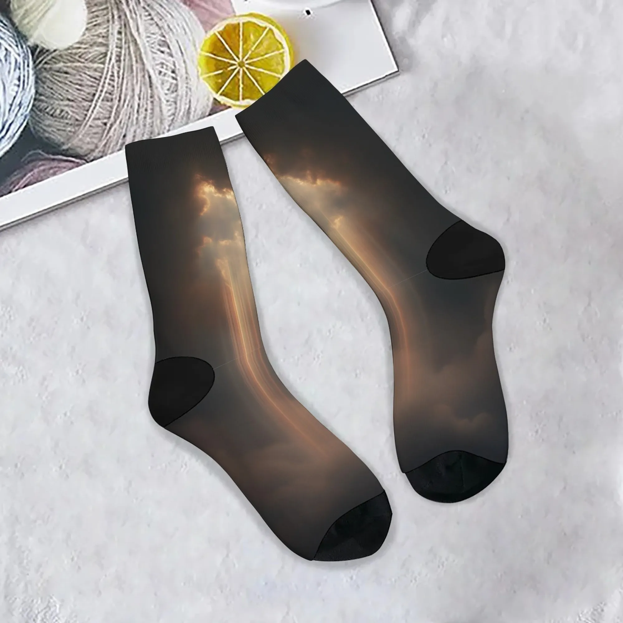 

Минималистичные художественные носки средней длины с облачным градиентом и золотистыми световыми принтами для мужчин. Удобные и дышащие повседневные носки.