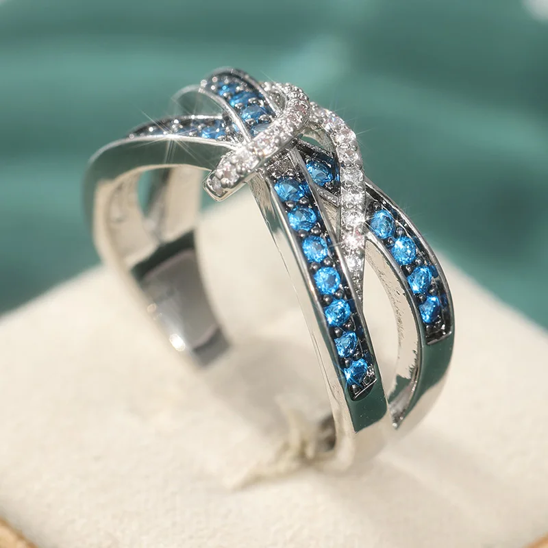 Funkelnder Eingelegter Weiß-Blauer CZ Damenring Exquisiter Silberfarbener Geometrischer Hohler Alltags- und Partyschmuck Jubiläumsgeschenk – Detail 2