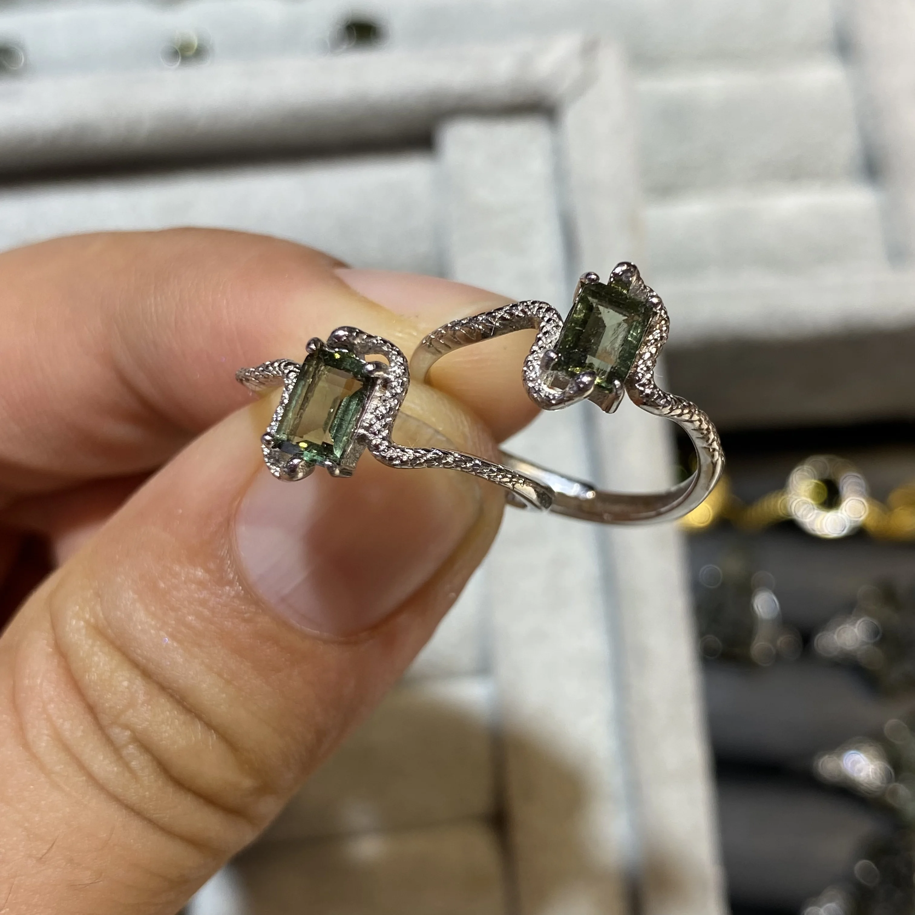 Unit One Piece Snake Shaped 925 Silver Inlay Natural Green Moldavite Crystal Finger Gemstones for Gift