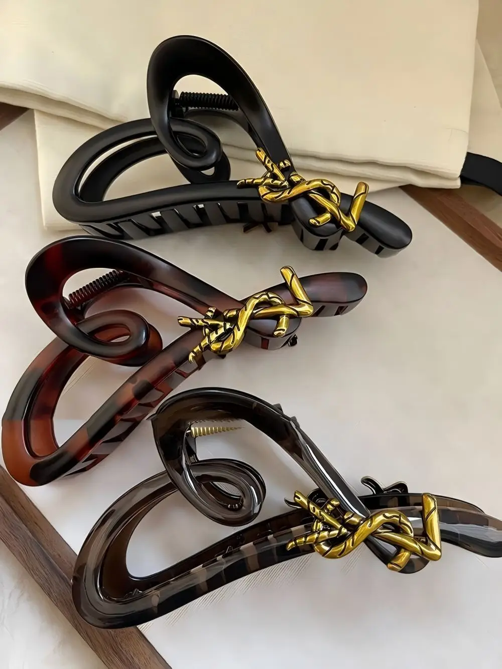 2025 novo feminino acrílico clipe de cabelo em forma de garra moda metal letra design grande tubarão clipe de cabelo decoração elegante clipe de cabelo moda