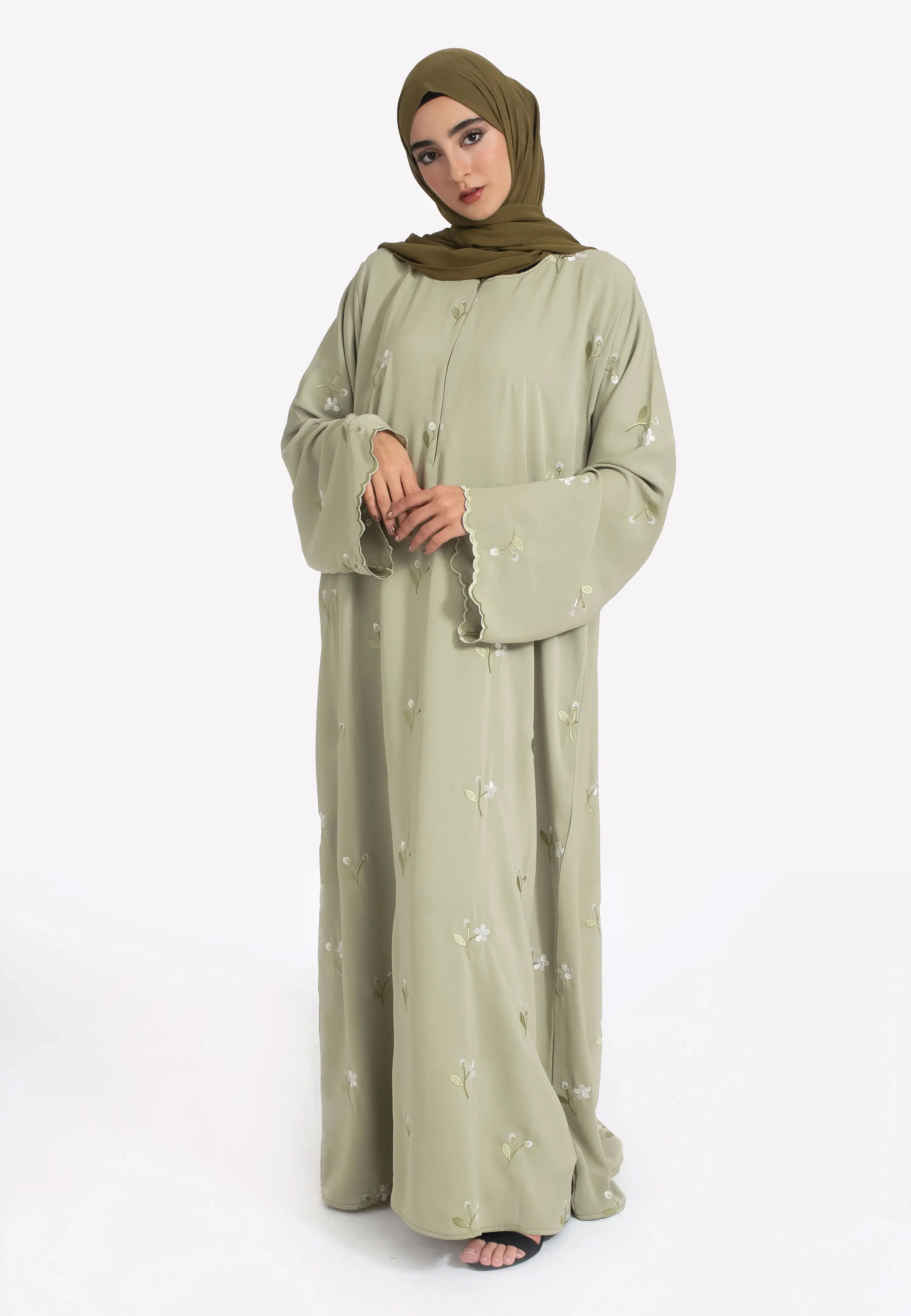 Stilvolle muslimische Abaya-Frauen, islamisches hellgrünes Stickdesign, bequemes Material, perfekt für Märkte im Nahen Osten