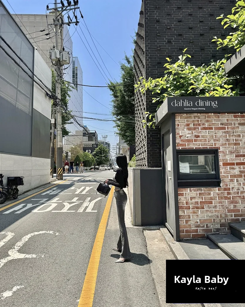 بنطلون جينز نسائي منخفض الخصر بتصميم جرس من الأسفل، لون رمادي فاتح، مغسول، متوهج، مناسب لفصلي الربيع والخريف، مصنوع من قماش ا...