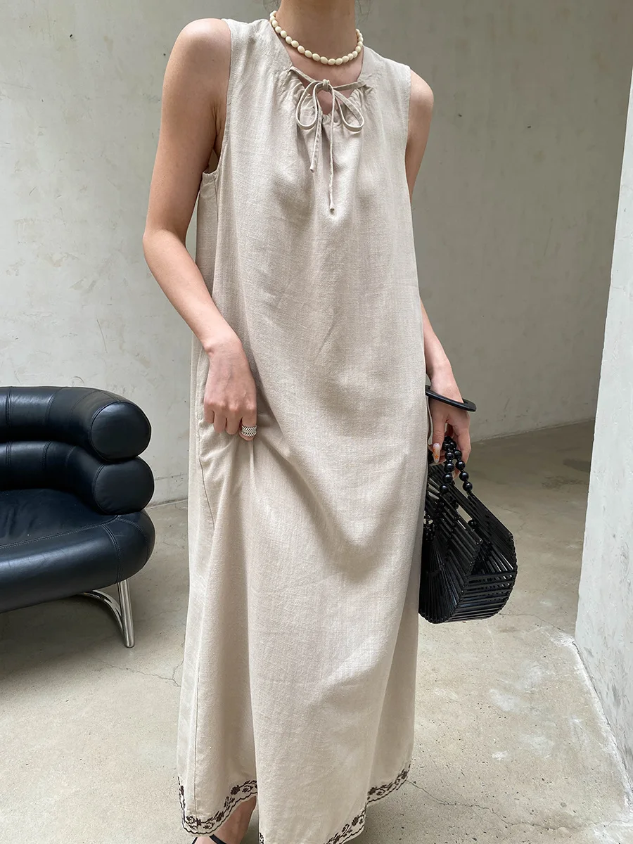 Sommerliches Damenkleid, lässig, einfarbig, mit Schnürung, besticktem Saum, ärmellos, im Westen-Stil. – Detail 17