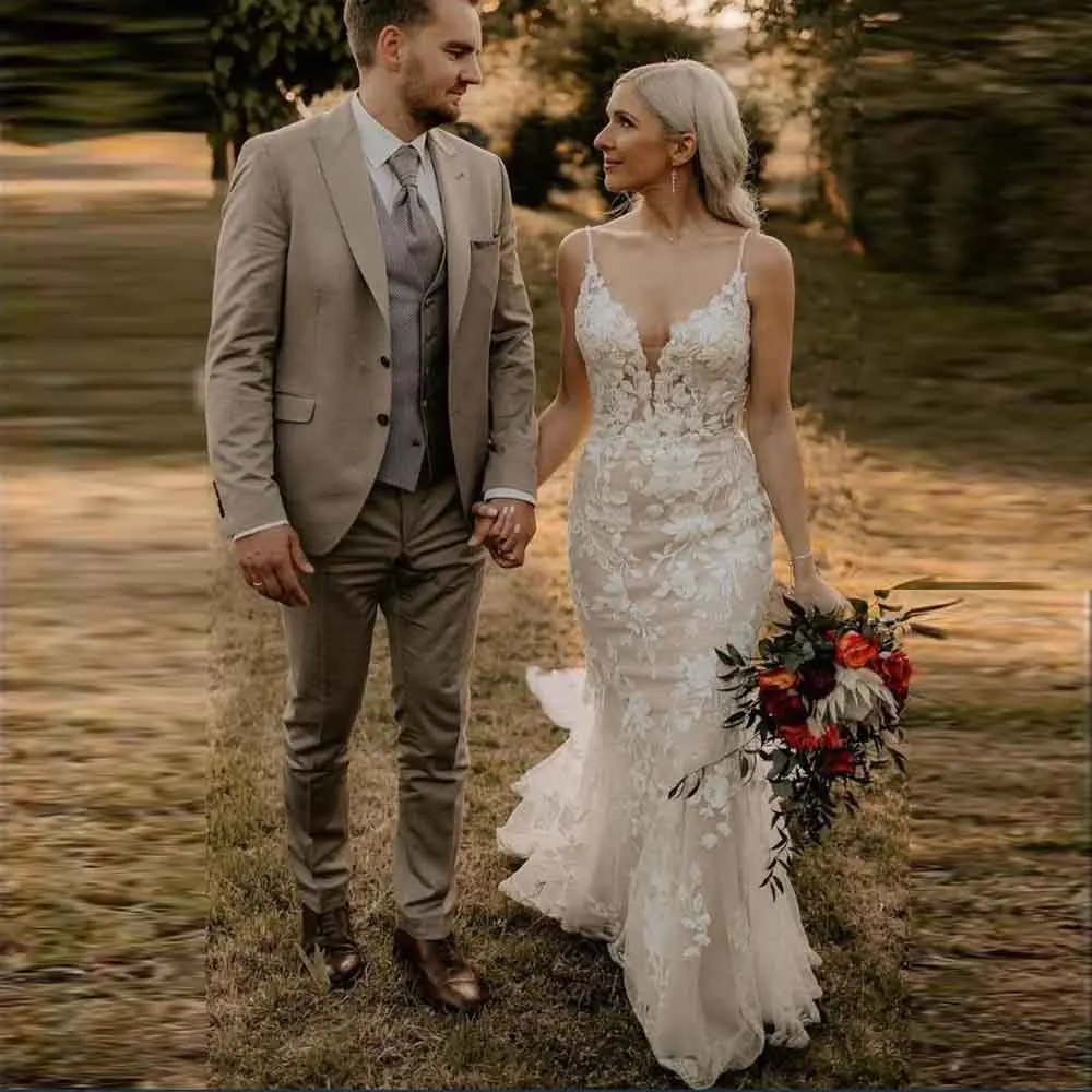 ชุดแต่งงานแบบเรียบหรูประดับลูกไม้ปักลาย สายเดี่ยวเปิดหลัง ทรงเมอร์เมด ปักลายอย่างประณีต