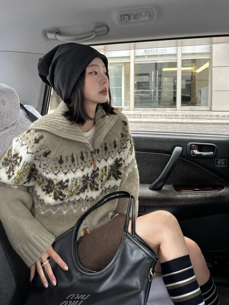 เสื้อโค้ทไหมพรมถักแบบมีซิปสำหรับผู้หญิง เนื้อนุ่มฟู สีสันสดใส ดีไซน์ปกบล็อก สไตล์ลำลอง ทรงหลวม ใส่ได้ทั้งฤดูใบไม้ร่วงและฤดูหนาว แฟชั่นทันสมัย