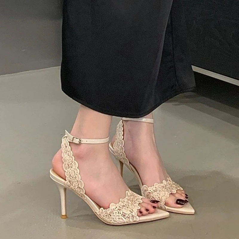 

2026 New Fashionable Pointed Toe Women's High Heels Lace Casual Party Sandals Designer Sexy Outdoor Shopping Sandals Selling