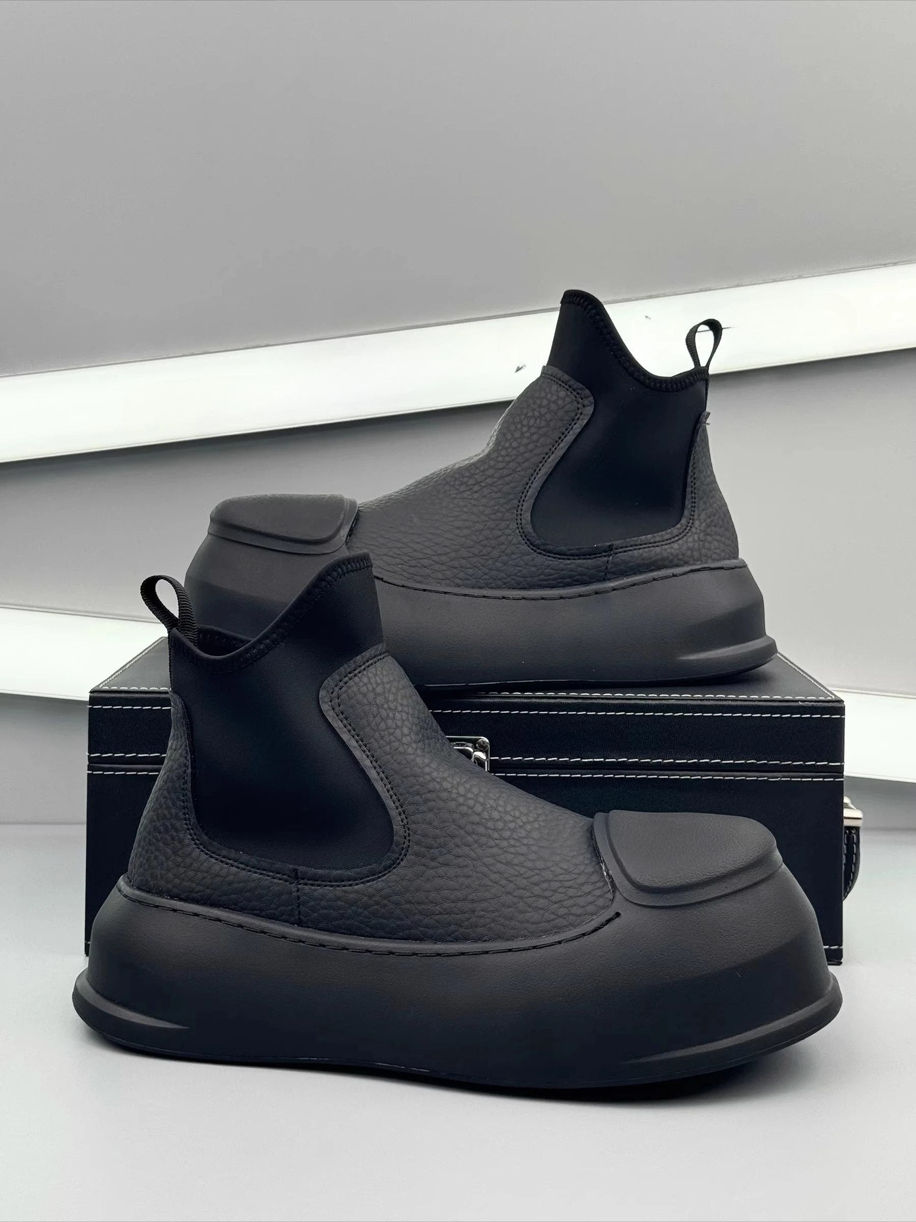 

High-end black men's autumn and winter new high-top shoes, foot cover, thick-soled heightening short boots