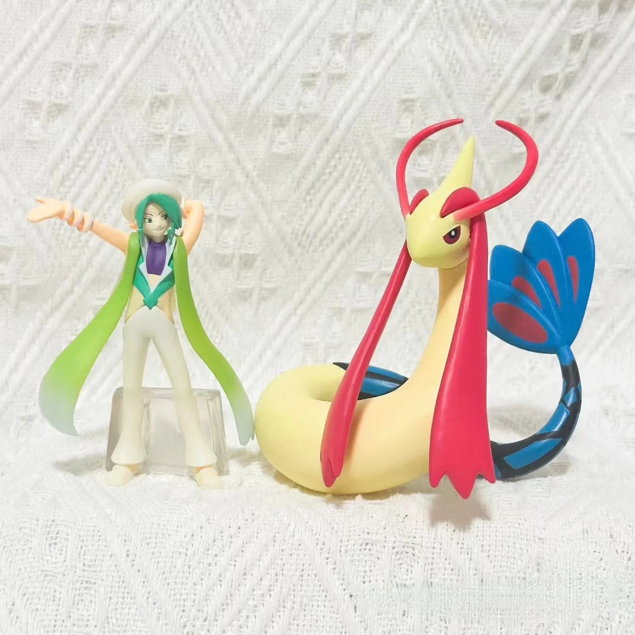 

Genuine 1/20 Scale The World MIKURI and MILOKAROSS Cute Action Figure Model Toys