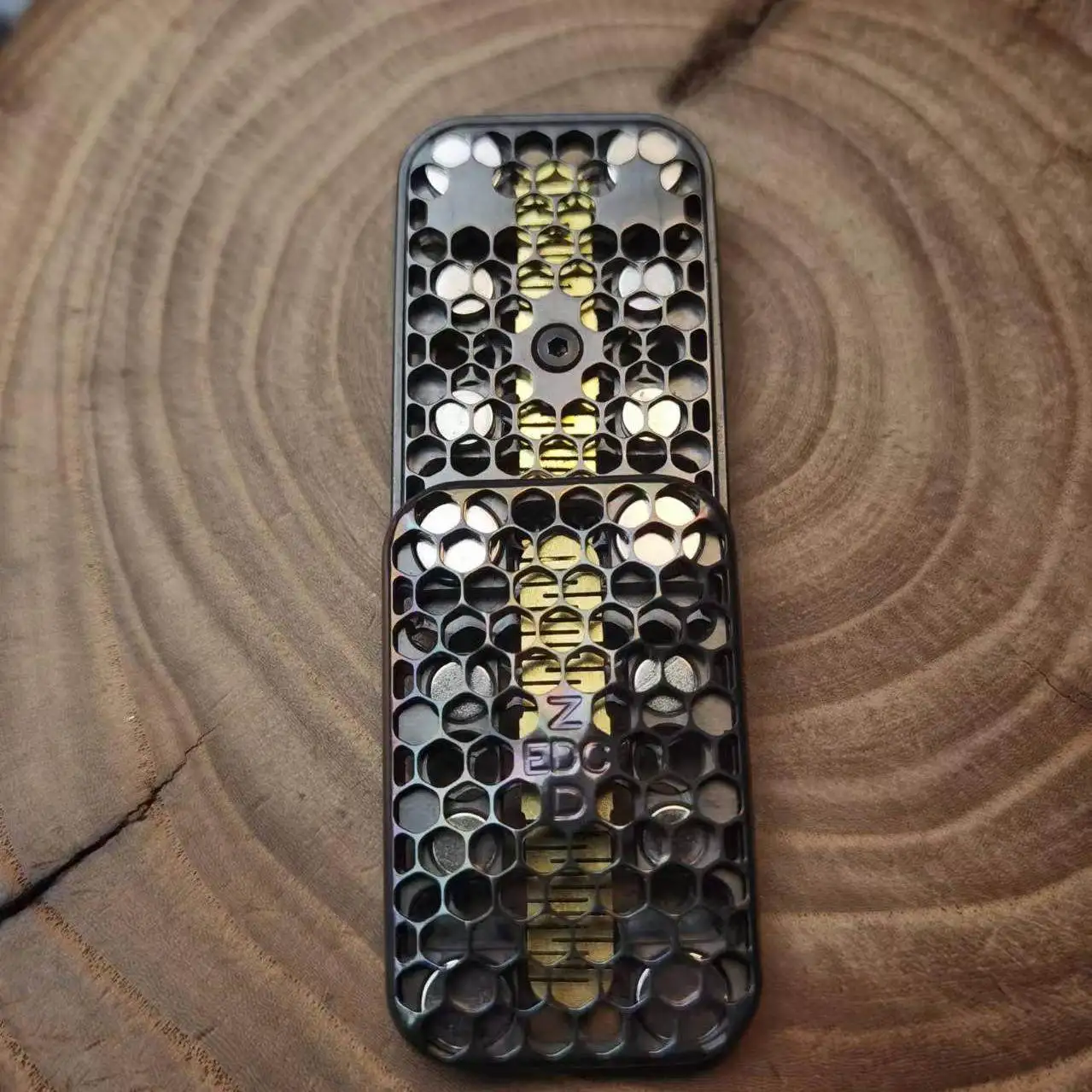 ZDEDC X4 Hollowed-out Infinite Position Tuning Fork Driven Mechanical Magnetic Fingertip Push Card Decompression Toy