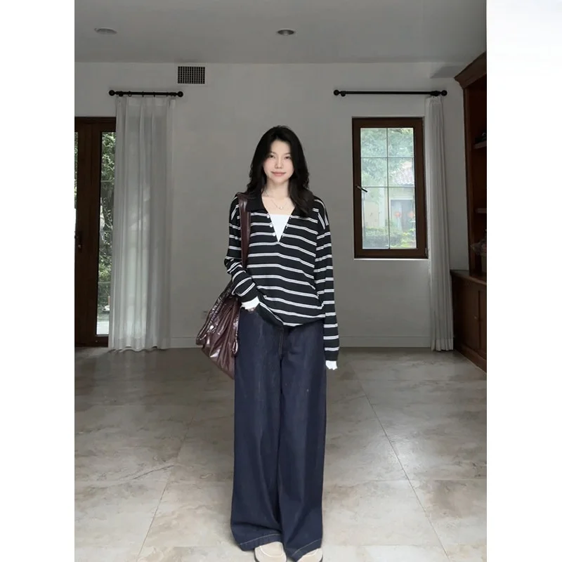 

Комплект из двух предметов: вязаный шерстяной свитер Coogee и джинсы с высокой талией и широкими штанинами в полоску. Модный осенний женский наряд, комфортный крой.