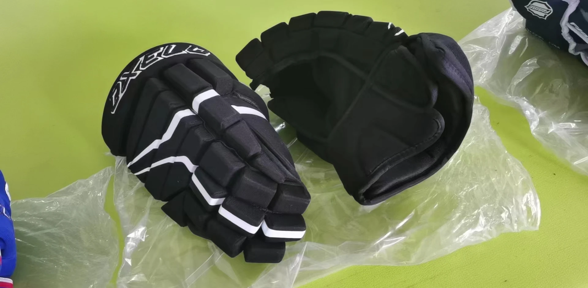 Ice Hockey Gloves for Youth and Land, Handguards, Flexible and Breathable, Durable and Long Lasting