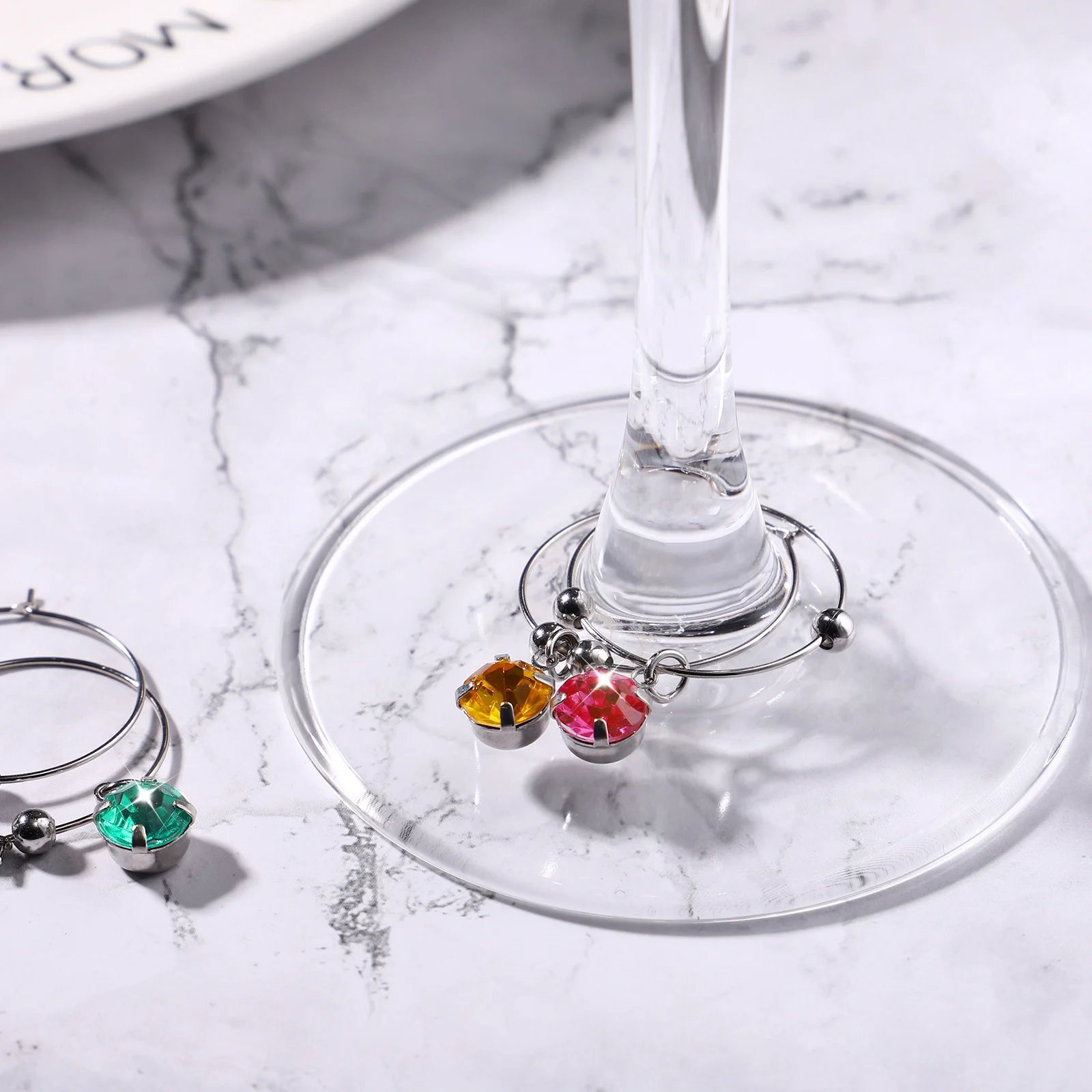 

8Pcs Wine Glass Markers Colorful Diamond Pendant Hanging Ring Set for Restaurant Hotel Bar Party Favor Guest Identifier