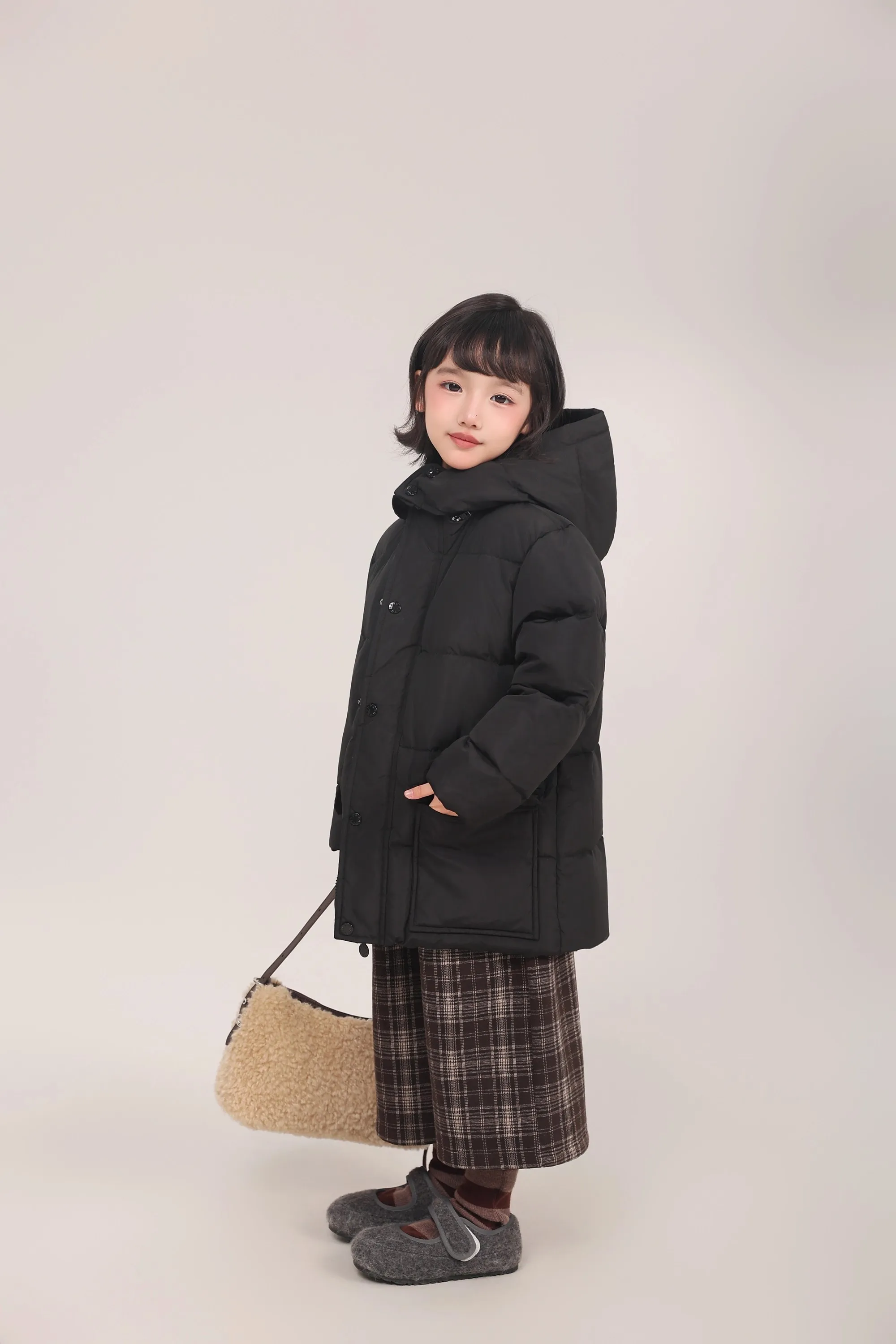 Kinder-Daunenjacke mit 90% Weißer Entendaune, Braune Kapuze, Mittellange Daunenjacke mit Großen Taschen, Dicke Warme Winteroberbekleidung für Mädchen A4853 – Detail 13