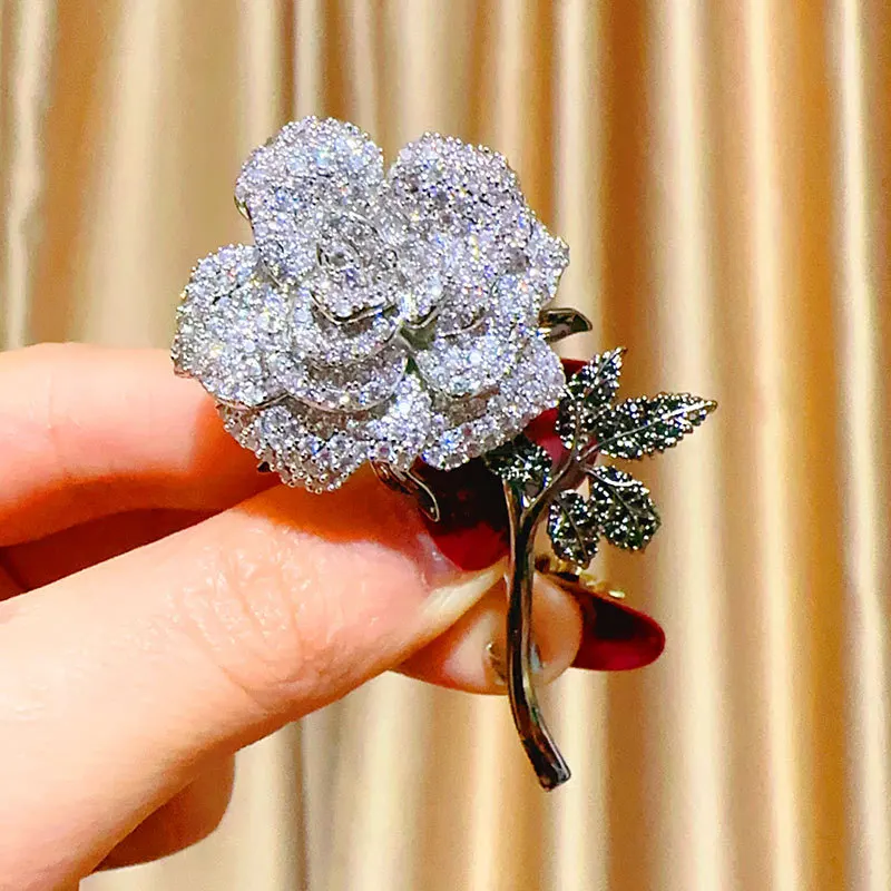 Chinesische Mode-Broschen mit Strasssteinen in Silberfarbe, Rosenmuster, für Damen, trendige, zarte Blumen-Anstecker, Party- und Freizeitaccessoire, Geschenk, Schmuck. – Detail 12