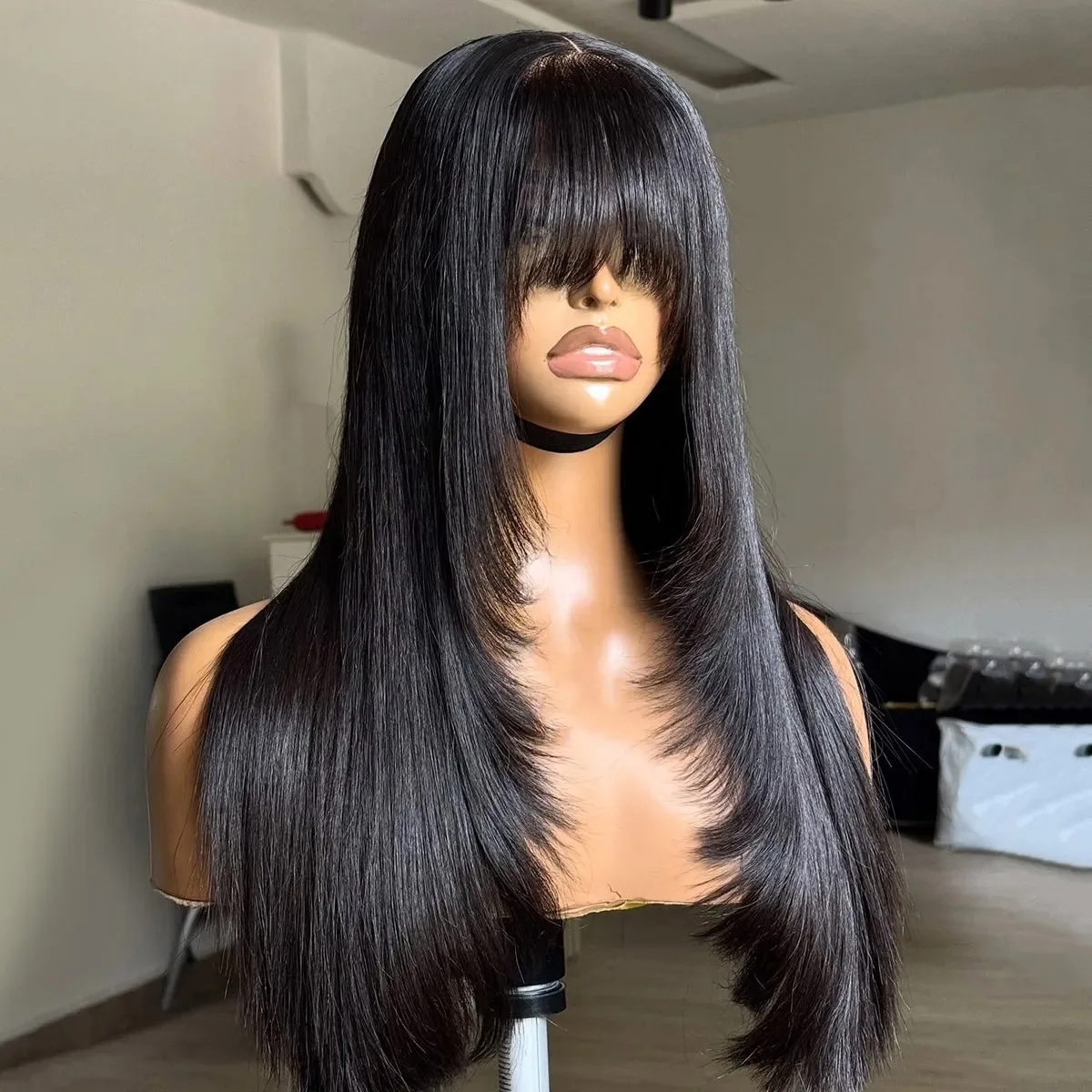 

Черный многослойный парик фронта шнурка с челкой Прямые кружевные фронтальные парики 13x4 Бесклеевой предварительно выщипанный Hd парик шнурка Синтетический для женщин