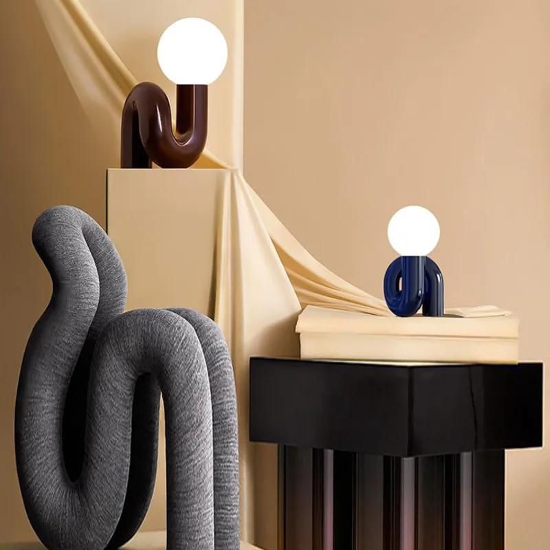 Lampe de bureau design nordique post-moderne pour chambre d'enfant, veilleuse pour chambre d'hôtel, ornements de salon, art créatif simple, lumière en verre