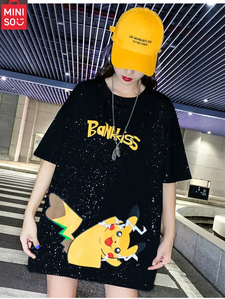 MINISO جديد حجم كبير 2-300 جنيه تي شيرت بأكمام قصيرة ملابس الصيف النسائية 2025 جديد ins فضفاض متوسط طويل الاتجاه العلوي