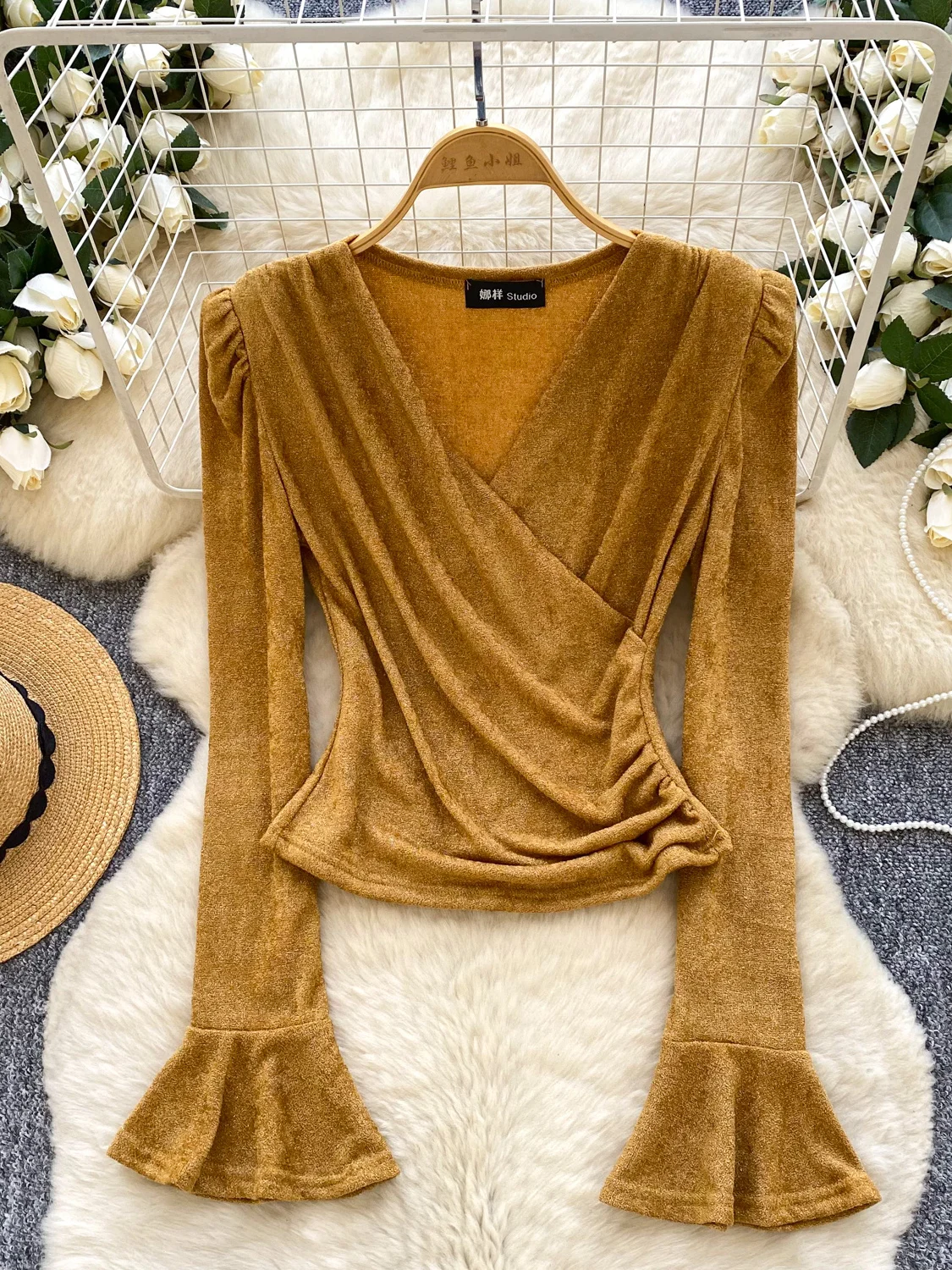 

Нижняя футболка 2025 Новый элегантный топ женский весенне-осенний плиссированный рукав-колокольчик с перекрестным V-образным вырезом эластичные футболки тонкая базовая рубашка