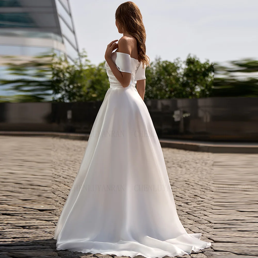 ชุดแต่งงานแบบเปิดไหล่ คอวีจีบระบาย ผ้าซาติน ชุดเจ้าสาวสั่งตัด ชุดเซ็กซี่สำหรับผู้หญิง ปี 2025 ชุดเจ้าสาว